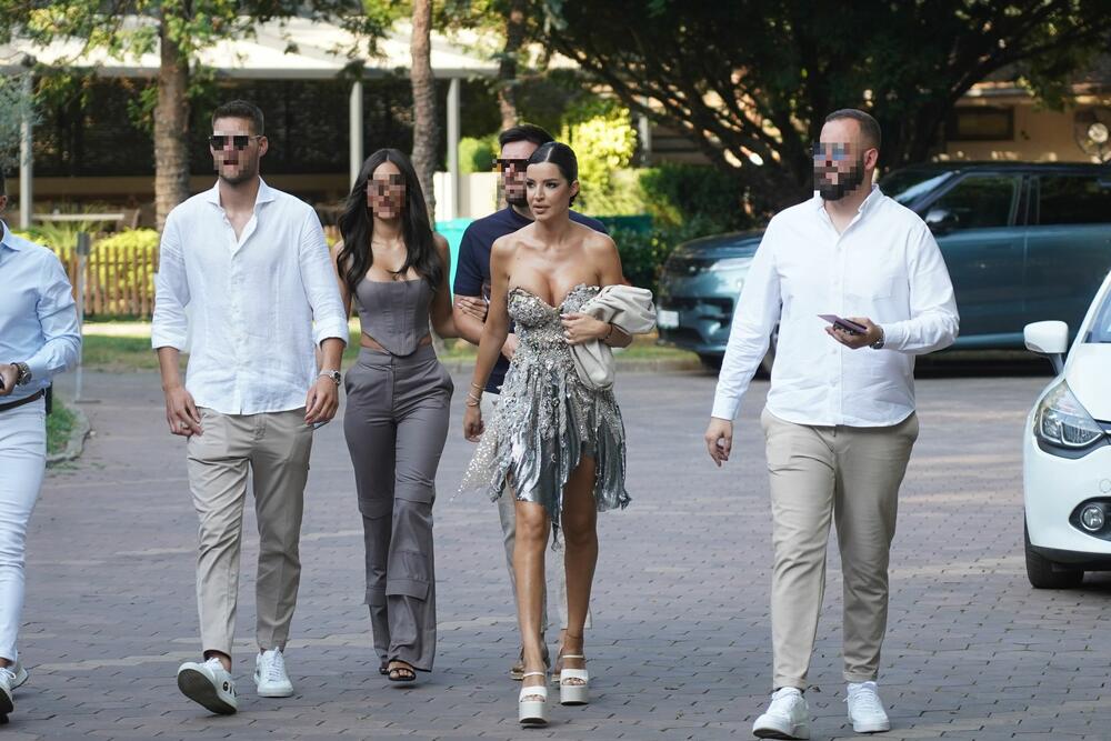 Pojavila se u mini srebrnoj haljini punoj kristala