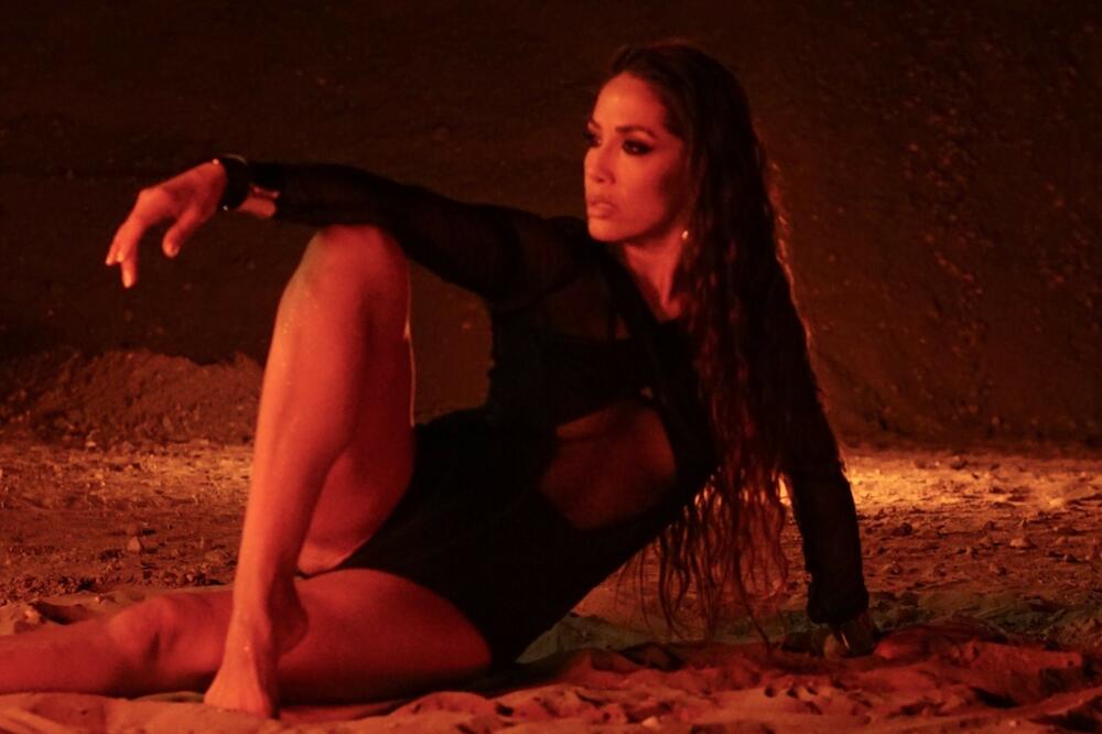 VOLIM DA FLERTUJEM SA ŽENAMA! Pokidala novom pesmom, SVI se pitali kome je posvećena, pa ostavila u ŠOKU priznanjem