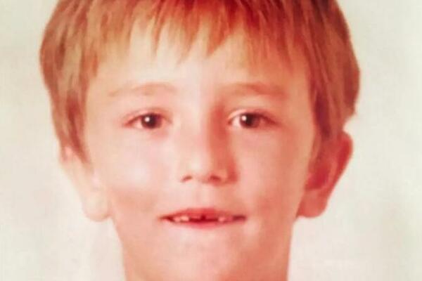 ZA TRI ŽIVOTA NEĆETE POGODITI KO JE DEČAK SA FOTKE: Žene ga OBOŽAVAJU, a muškarci bi želeli da su kao ON