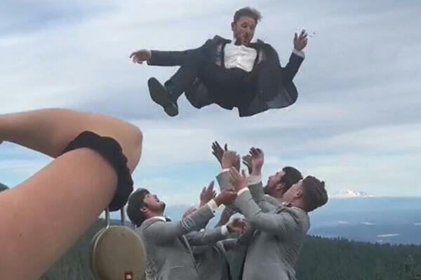 "LETEĆI MLADOŽENJA": Svadba za pamćenje POSTALA HIT na netu, evo šta su kumovi uradili sa mladencima! (VIDEO)