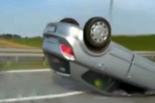 TEŠKA NESREĆA KOD INĐIJE: Auto završio PREVRNUT na krovu, blokiran auto-put u smeru ka Beogradu (VIDEO)