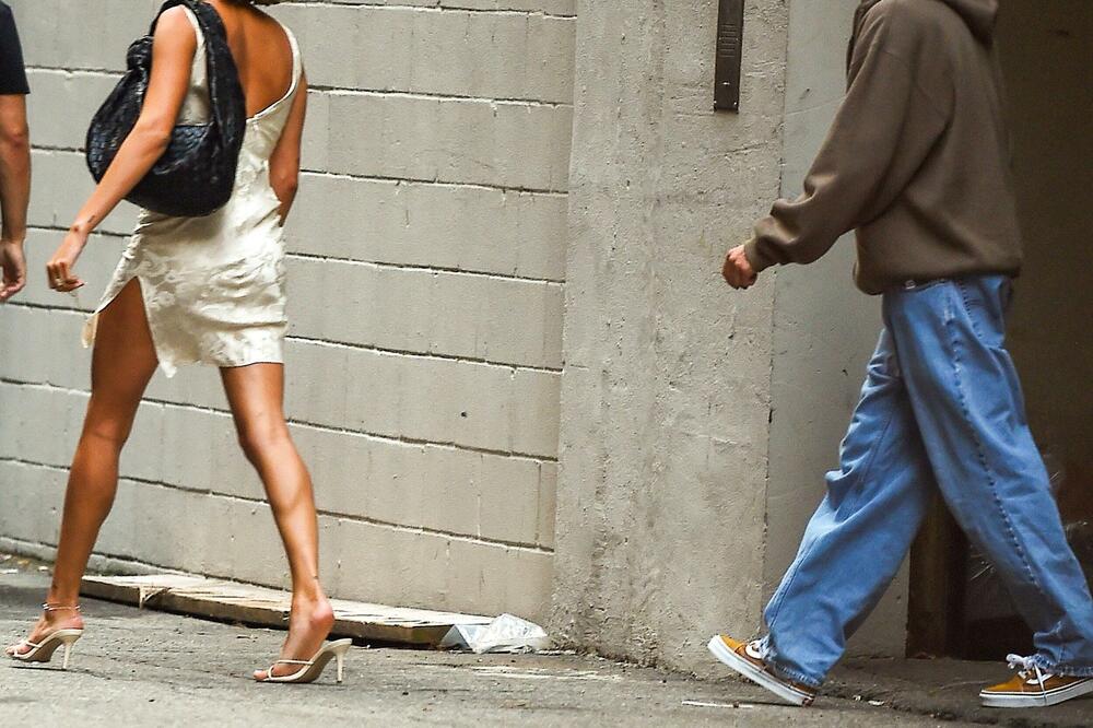 MOGU DEVOJKE DA BUDU GOLE, ALI JE SEVANJE ŠLICA PRVA LIGA: Poznati MODEL, prošetala BUTKICE u mini haljinici (FOTO)