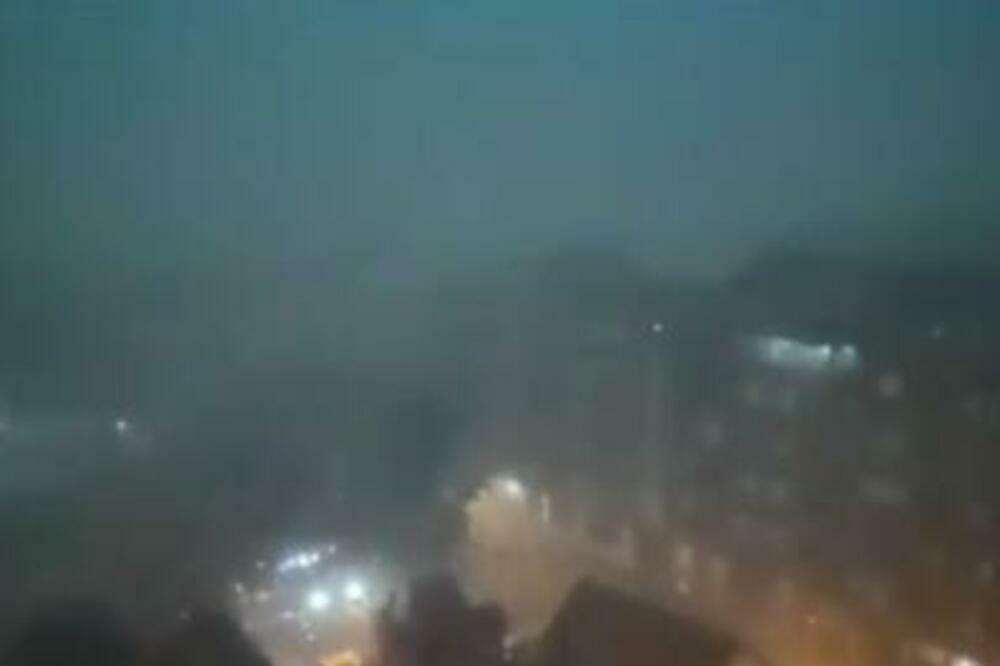 SUPERĆELIJSKA OLUJA PONOVO RUŠI SVE PRED SOBOM: Porušila krovove, oborila i kran u Novom Sadu (FOTO/VIDEO)