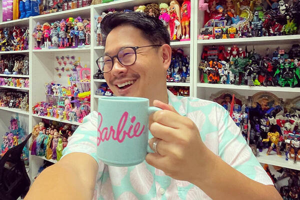 MUŠKARAC VIŠE OD 30 GODINA SKUPLJA BARBIKE: Igra se sa njima i sada, a ima ih NA HILJADE (FOTO)