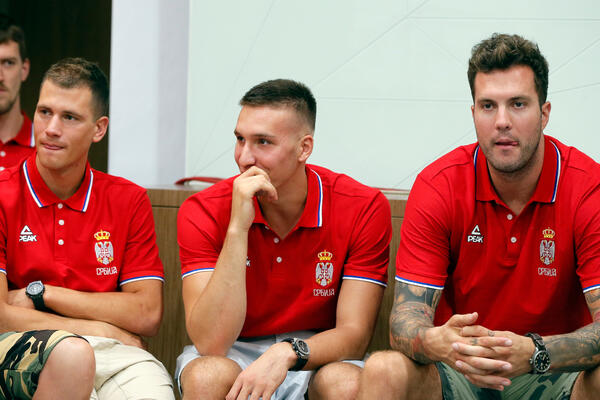 PA, OVO JE HIT! Košarkaši uhvatili Novaka Đokovića da jede picu, a onda je usledio ŠOK