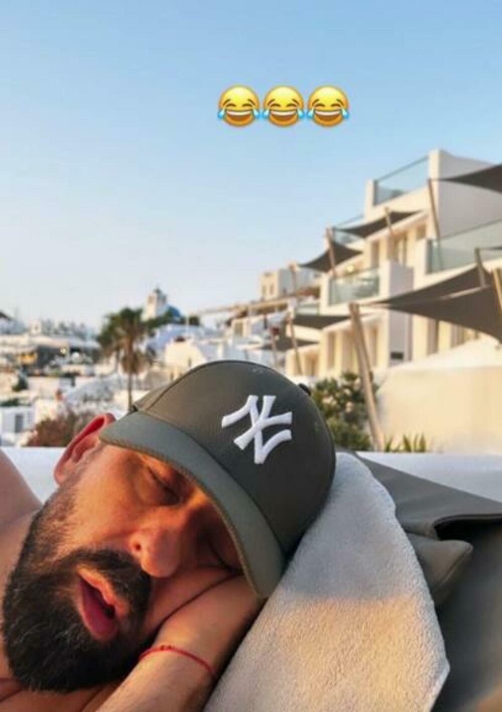 Voditelj zaspao na plaži