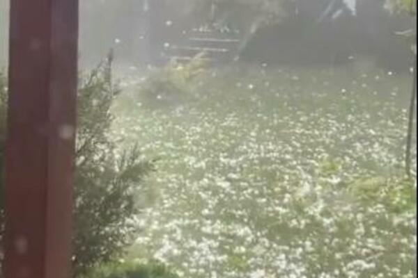 OLUJA VEĆ PRAVI HAOS U OVOM DELU SRBIJE! Pada grad VELIČINE ORAHA, ali dobro pogledajte sliku, nešto je jako čudno