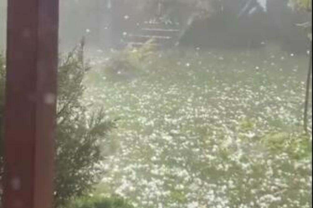 OLUJA VEĆ PRAVI HAOS U OVOM DELU SRBIJE! Pada grad VELIČINE ORAHA, ali dobro pogledajte sliku, nešto je jako čudno