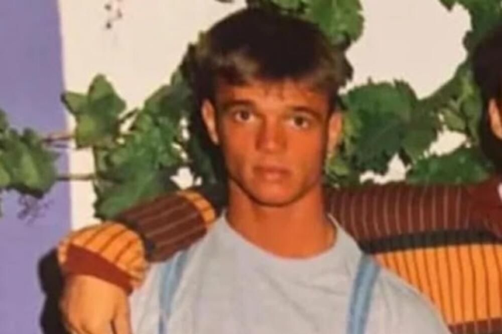 DA LI ZNATE KO JE MLADIĆ SA FOTKE? Danas je OPASAN FRAJER, žene LUDE za njim, a muškarci mu ZAVIDE