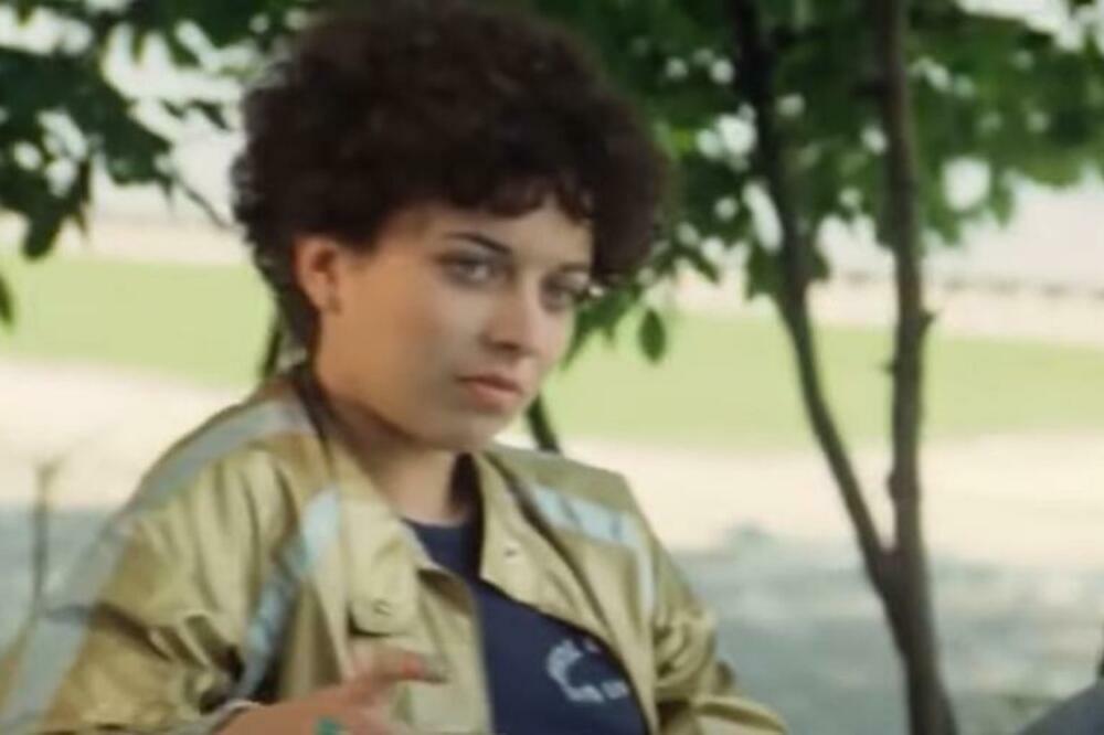 Bila je maloletna kada je sa Gagom Nikolićem snimala scene: Danas Senka iz "Nacionalne klase" izgleda ovako