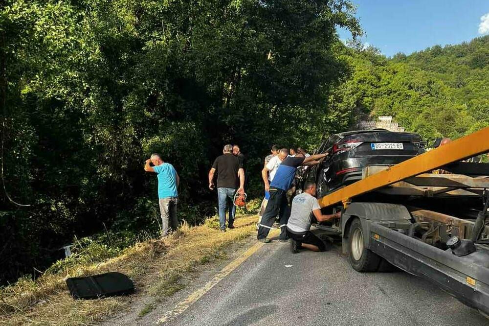 OD SILINE UDARCA OBA VOZILA SLETELA U REKU: Prve slike JEZIVE NESREĆE kod Prijepolja u kojoj je STRADALA ŽENA!