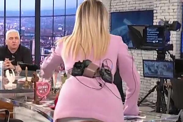 SADA CELA NACIJA ZNA KAKVE GAĆICE NOSI JOVANA JEREMIĆ: Voditeljka pokazala VEŠ u EMISIJI, SVI ZANEMELI OD PRIZORA