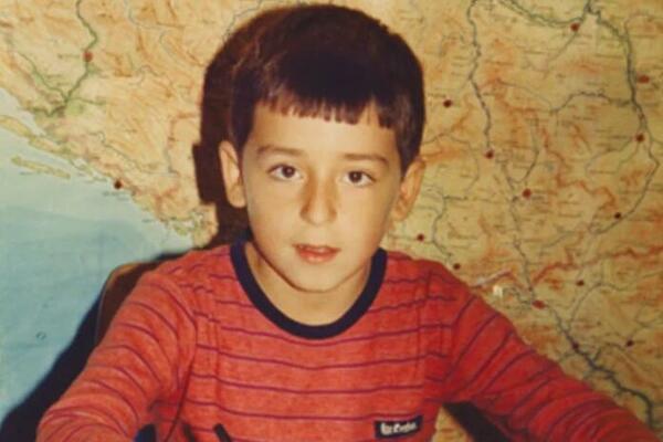 DA LI ZNATE KO JE DEČAK SA FOTKE? Danas je OPASAN DASA i LJUBI prezgodnu VODITELJKU