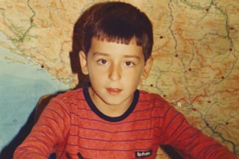 DA LI ZNATE KO JE DEČAK SA FOTKE? Danas je OPASAN DASA i LJUBI prezgodnu VODITELJKU