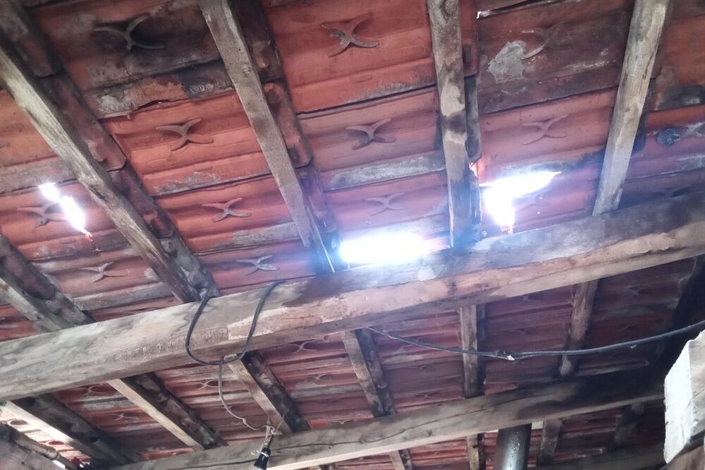 MLADEN JE OSTAO BEZ KROVA NAD GLAVOM POSLE JAKOG NEVREMENA: Berači JEDNE VOĆKE mu odmah PRITRČALI u POMOĆ (FOTO)