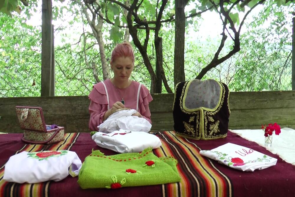 NJENA DELA KRASE ODEVNE KOMADE MNOGIH SVETSKIH DAMA: Zorica čuva zanat od zaborava, KAPA DOLE OVOJ ŽENI (FOTO)