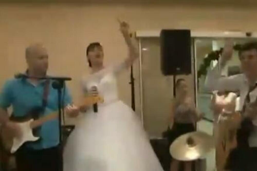 "NIJE HTELA DA SE UTOPI U SIVILO": Gosti na srpskoj svadbi popadali U TRANS kad je MLADA UZELA MIKROFON (VIDEO)