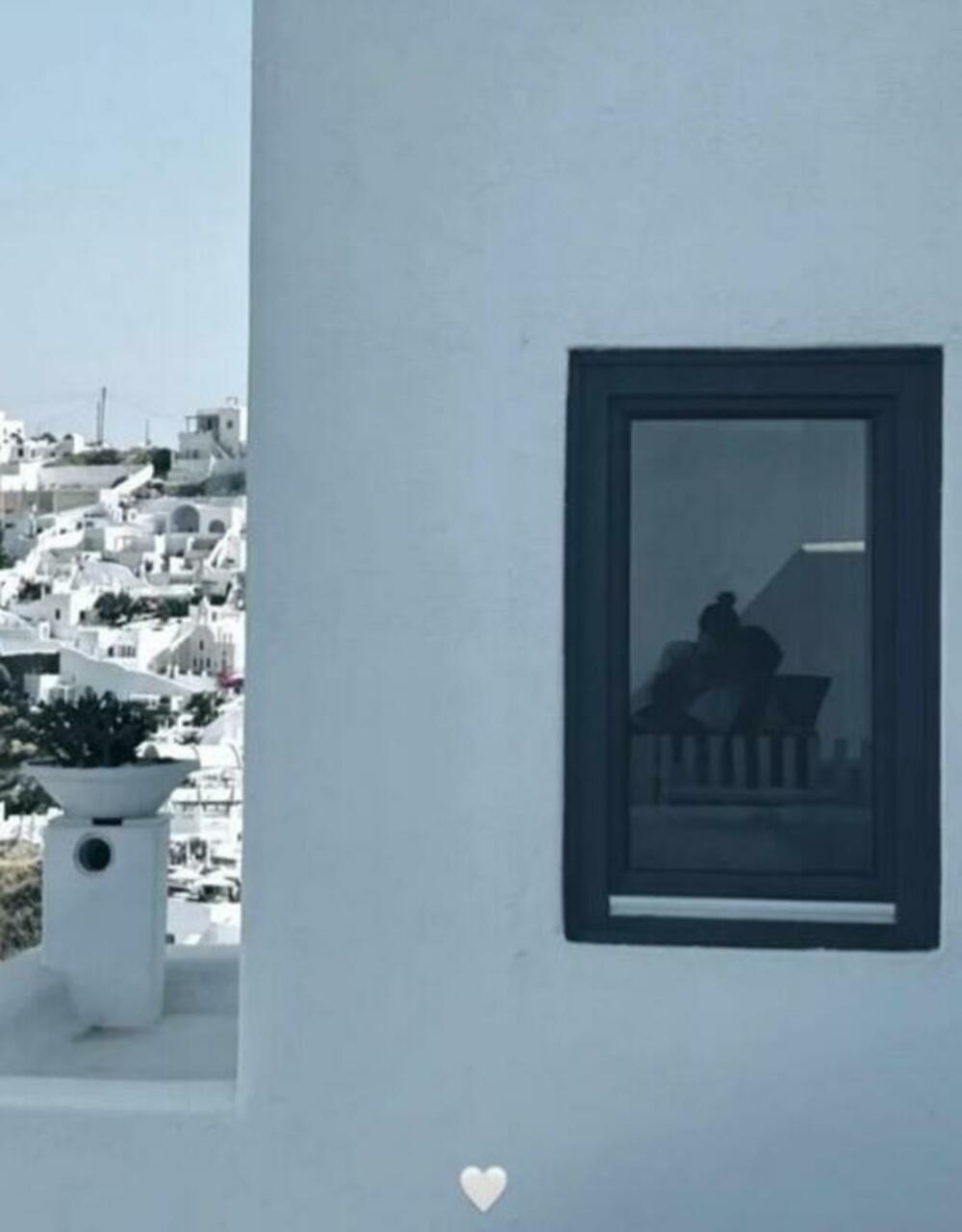 Njih dvoje su odlučili da vrele julse dane provedu u Grčkoj, tu je i pao prvi javni poljubac