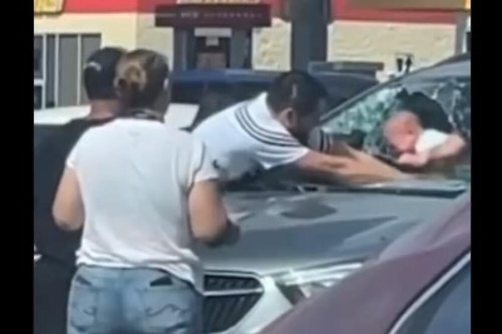 DA SE NAJEŽIŠ! Otac razbio šoferšajbnu da bi izvukao BEBU iz vrelog automobila, zabeležen HAOTIČAN TRENUTAK (VIDEO)