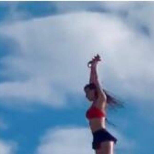 OVA DEVOJKA DOSLOVNO LETI NEKOLIKO METARA IZNAD VODE: Akrobacije su NEVEROVATNE, ali VILICA ISPADA kada vidite TELO