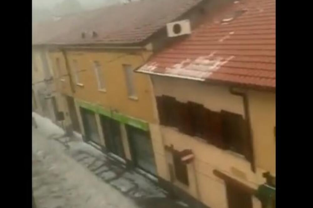 APOKALIPTIČNA SCENA NAKON NEVREMENA: Pogledajte kako su KOMADI LEDA izbušili PUTNIČKI AVION! (FOTO)