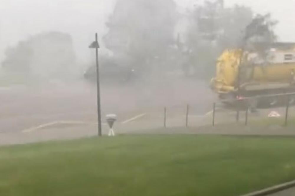 OLUJA POGODILA ZEMLJE KOJE IZLAZE NA BALTIČKO MORE: Izdata upozorenja za klizišta i poplave, ima i POGINULIH