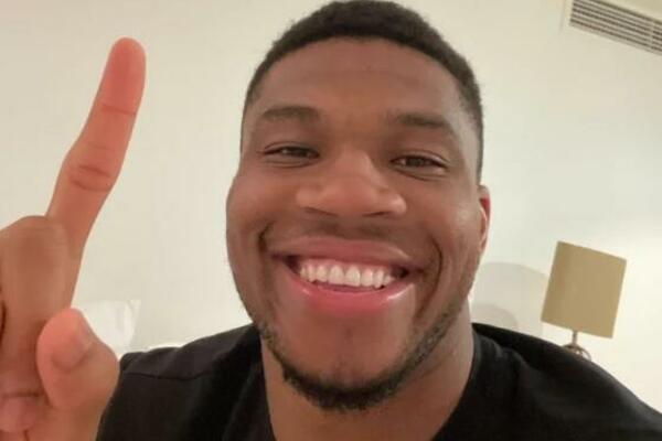 DOK GA GRCI ČEKAJU U REPREZENTACIJI, ON SE NUDI ARAPIMA: Adetokumbo proziva Mbapea! (VIDEO)