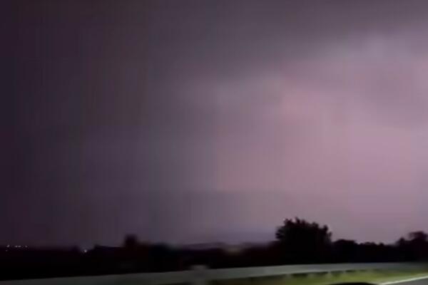 RIMAC SNIMIO SNAŽNO NEVREME KOJE SE NADVILO NAD ZAGREBOM: Munje PARALE nebo na sve STRANE (VIDEO)
