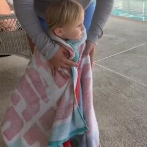 DETE NIKAKO NE UVIJAJTE U PEŠKIR NA OVAJ NAČIN, POSTOJI OPASNOST OD DAVLJENJA: Instruktorka sve objasnila (VIDEO)