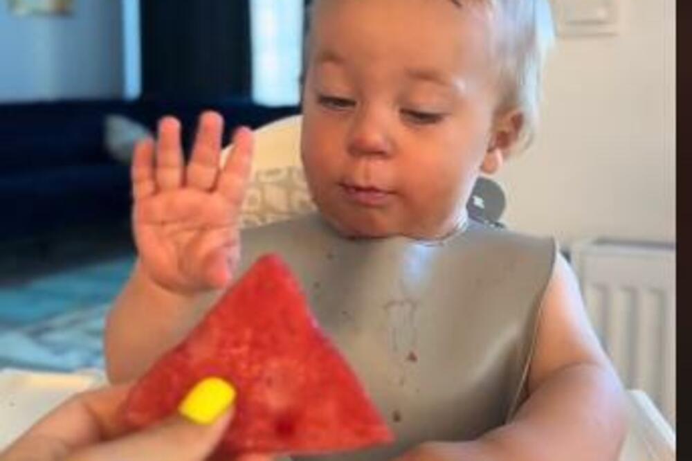 BEBA PROBALA LUBENICU PO PRVI PUT, ZBOG REAKCIJE JOJ SE SMEJE CEO SVET: Da li je moguće da je URADILA OVO? (VIDEO)