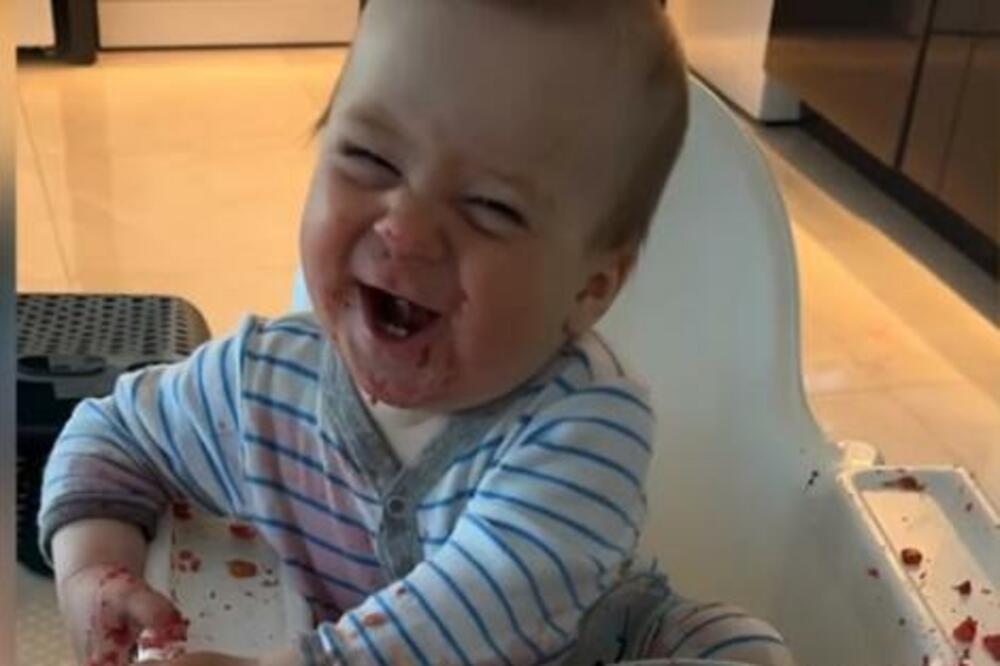 MAJKA DALA BEBI DA JEDE VOĆE, A DESILO SE OVO: Nije očekivala da će BAŠ TO da uradi, SNIMAK mora svako da POGLEDA