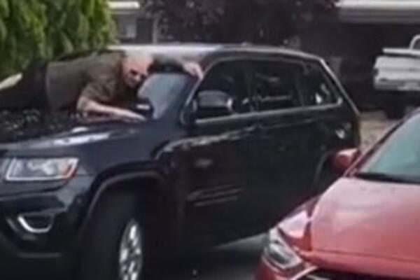 DOK GRAD TUČE, MUŠKARAC NE BRINE ZA ŽIVOT, VEĆ... Ovaj CAR je nasmejao sve, zna šta su mu PRIORITETI (VIDEO)