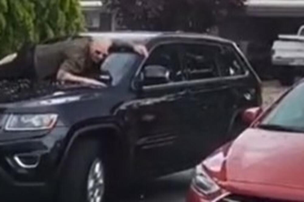 DOK GRAD TUČE, MUŠKARAC NE BRINE ZA ŽIVOT, VEĆ... Ovaj CAR je nasmejao sve, zna šta su mu PRIORITETI (VIDEO)