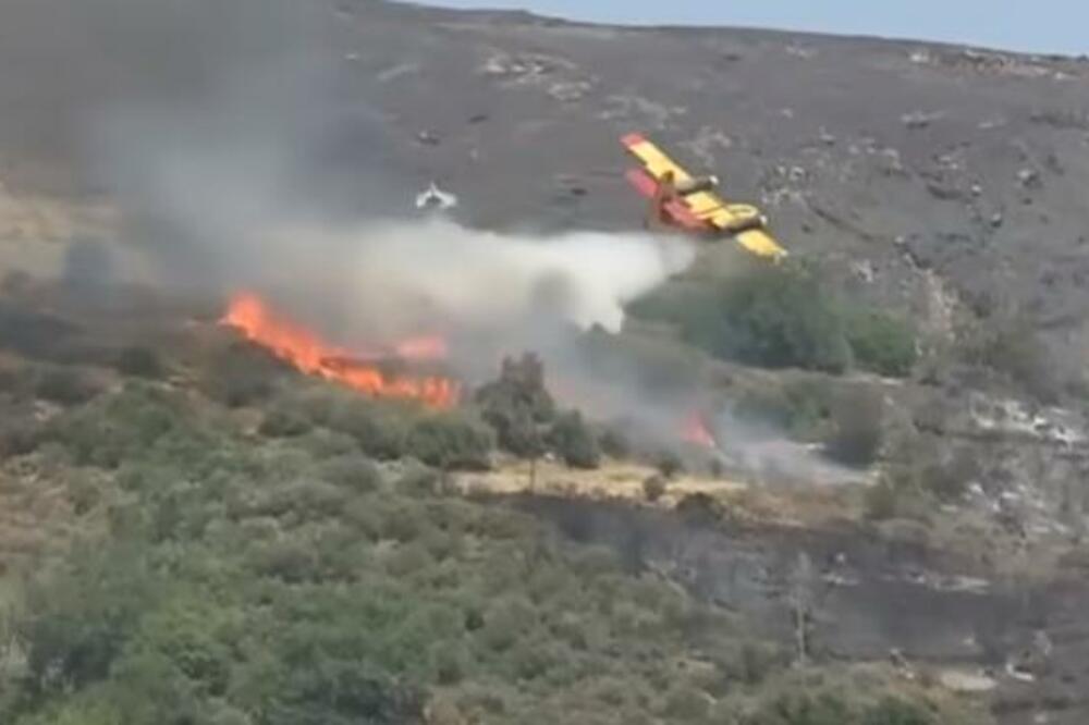 POGLEDAJTE TRENUTAK KADA SE KANADER SRUŠIO U GRČKOJ: Letelica pala u VATRU dok je pokušavala da je UGASI (VIDEO)