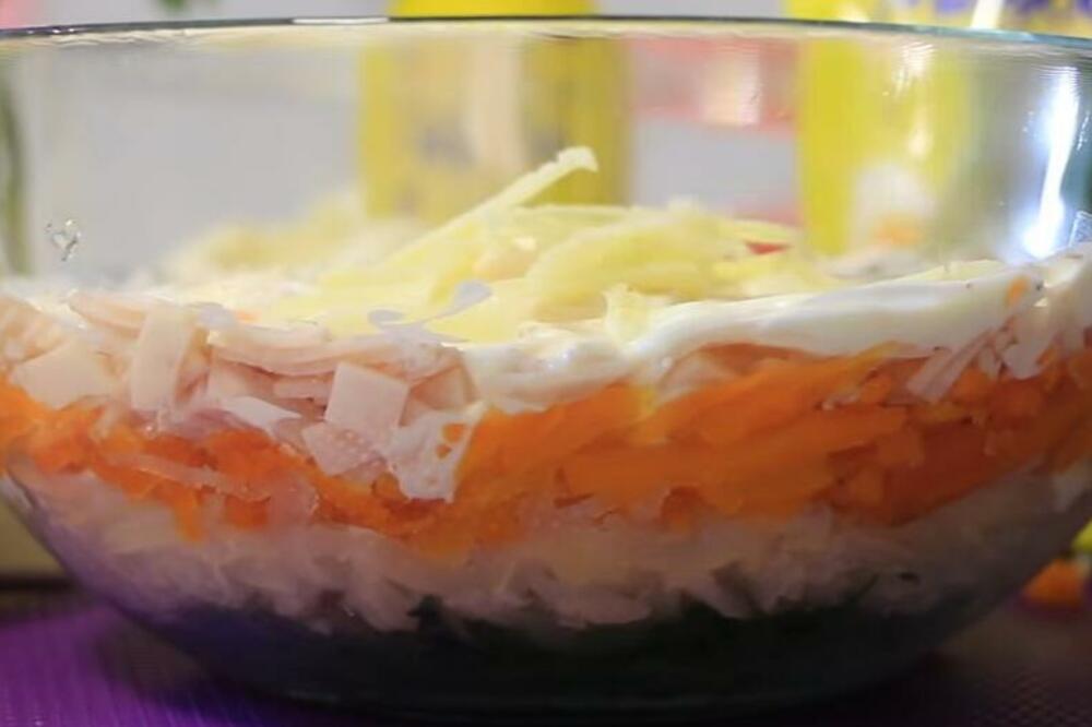 MIMOZA SALATA BOLJA ČAK I OD RUSKE: Izdvaja je posebna VRSTA SIRA, bez koje nije ORIGINAL (RECEPT)