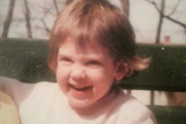 DA LI ZNATE DA JE DEVOJČICA SA FOTKE DANAS PRAVA ATOMSKA BOMBA? Mnogi MUŠKARCI ŽUDE za njom, nema jače od nje