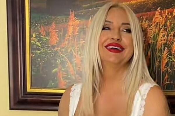 DEKOLTE DO PUPKA I NIKAD KRAĆA HALJINA! STRIPTIZETA MOLI FANOVE ZA POMOĆ: Vrući video GORI na mrežama