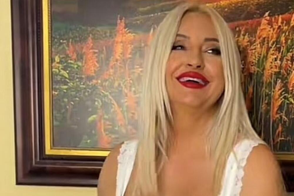 DEKOLTE DO PUPKA I NIKAD KRAĆA HALJINA! STRIPTIZETA MOLI FANOVE ZA POMOĆ: Vrući video GORI na mrežama