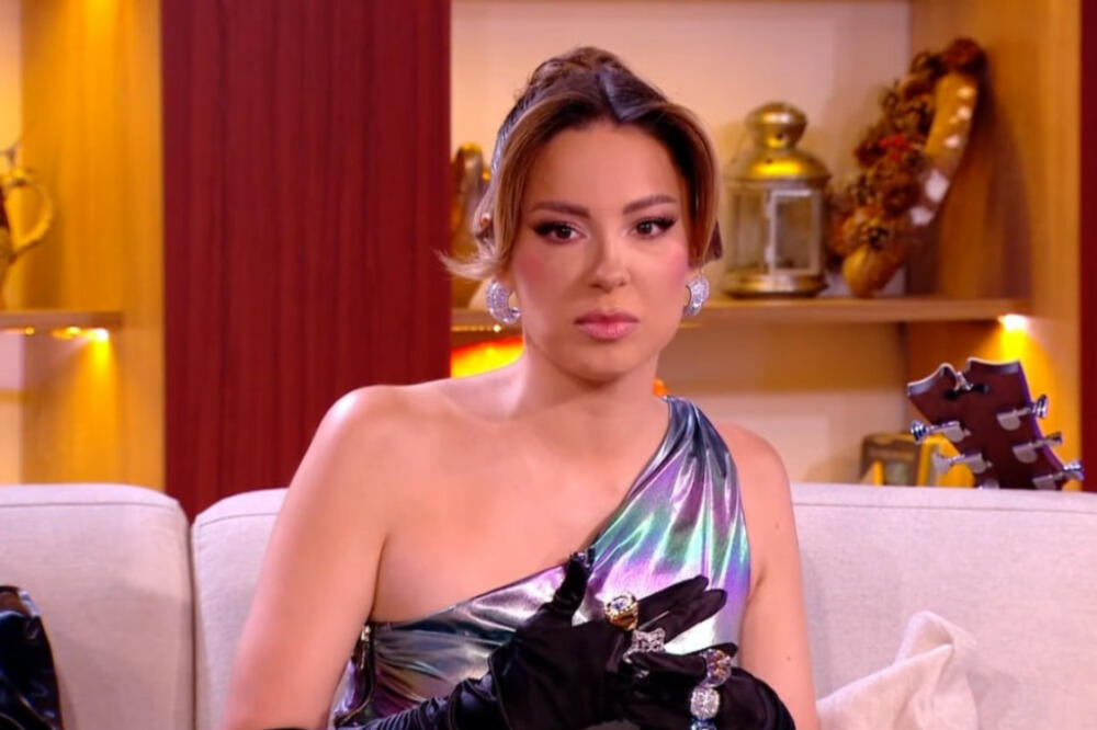 SARA JO POKAZALA JEZIVE MODRICE NAKON PADA: Pevačica se BRZO POKAJALA, pa se ODLUČILA NA OVAJ KORAK