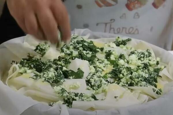 PRAZNIČNA PITA SA PROKELJOM KOJA ĆE SE SVIDETI SVIMA: Spolja HRSKAVO TESTO, a unutra KREMASTI FIL