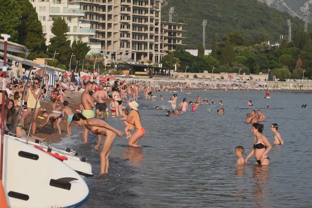 BEOGRAĐANKA SA DECOM DOŽIVELA NEPRIJATNOST NA PLAŽI U CRNOJ GORI: Zbog reči hostese i dalje NE MOŽE DA SE OPASULJI
