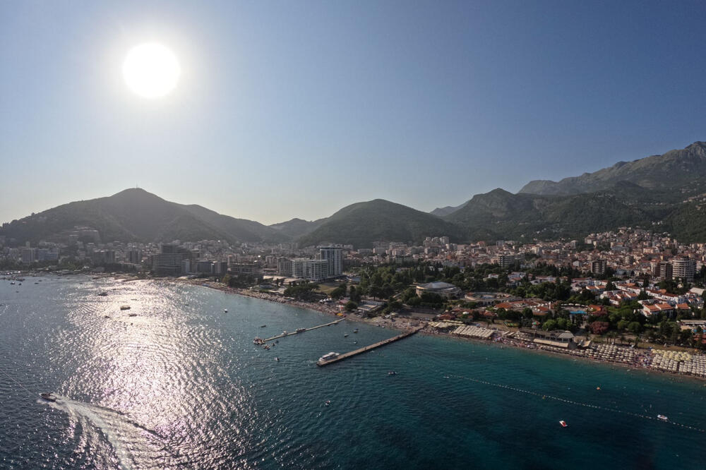 "NEKADA PRAVI RAJ, A SADA..." Fotografija Budve iz 1970-ih izazvala haos u regionu, dobro je pogledajte (FOTO)