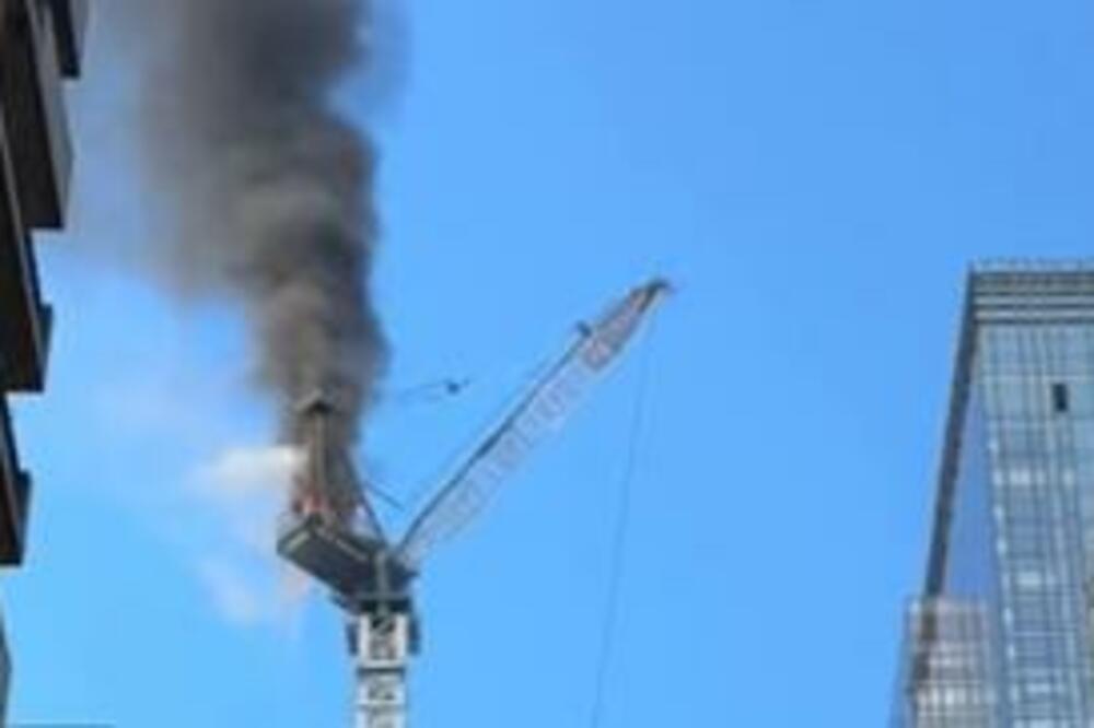 ZAPALIO SE OGROMAN KRAN U NJUJORKU: Vatrogasci se bore sa POŽAROM (VIDEO)