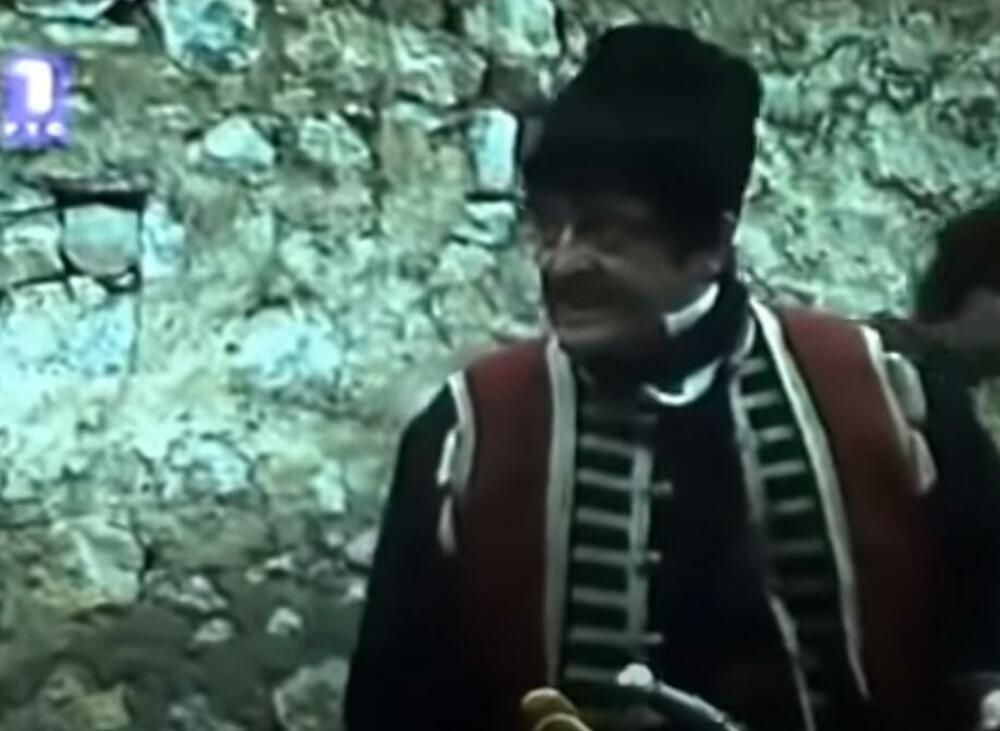 On se rodio u Kraljevu, a glumu je završio na Fakultetu dramskih umetnosti u Beogradu