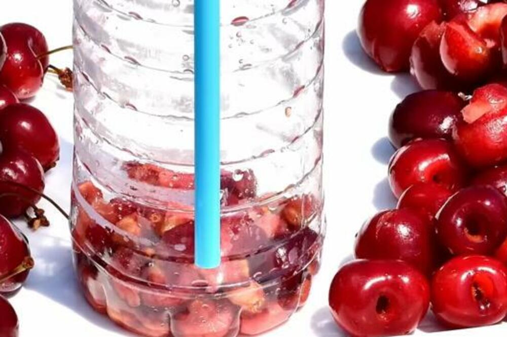 UZ OVAJ JEFTIN TRIK OČISTIĆETE VIŠNJE I TREŠNJE BEZ JEDNE FLEKE: Biće spremne za PITU i SLATKO za TREN OKA (VIDEO)