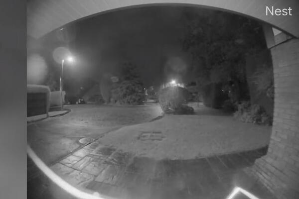 ČULI SU ZVONO USRED NOĆI I PRESTRAVILI SE: Kada su pogledali KAMERU, zaledili se od STRAHA! (VIDEO)