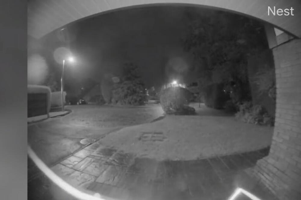 ČULI SU ZVONO USRED NOĆI I PRESTRAVILI SE: Kada su pogledali KAMERU, zaledili se od STRAHA! (VIDEO)