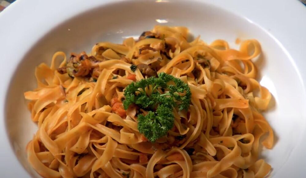 Ukusni morski plodovi poslužen uz pastu