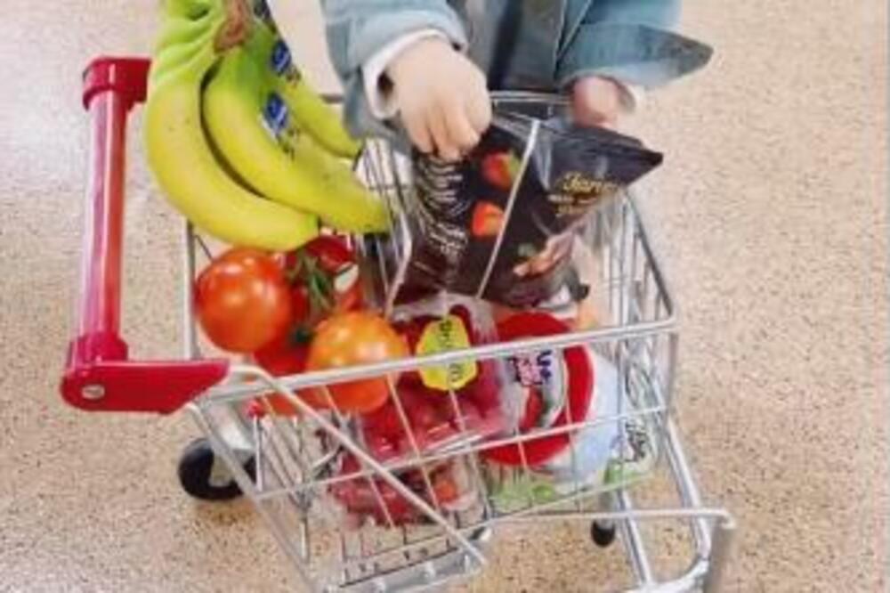 LUDELI SU OD SVOG OD DETETA U KUPOVINI, A ONDA SU ODLUČILI DA URADE OVO: Ni SUZU više nije pustila (VIDEO)