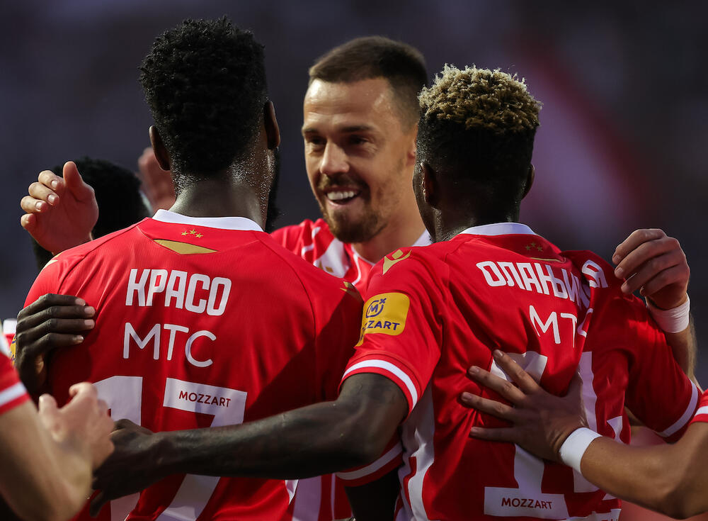 Fudbaleri Crvene zvezde slave jedan od golova protiv Fiorentine